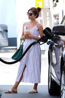 Selma Blair feet photo thumbnail