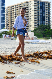 Christina Milian feet photo thumbnail