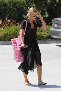 Sofia Richie feet photo thumbnail