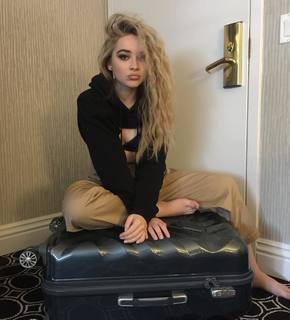 Sabrina Carpenter feet photo thumbnail