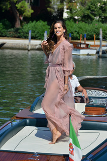 Izabel Goulart feet photo thumbnail