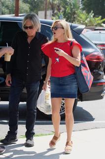 Reese Witherspoon feet photo thumbnail