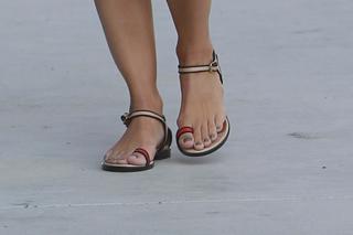 Selma Blair feet photo thumbnail