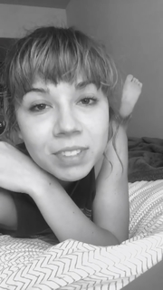 Jennette McCurdy feet photo thumbnail