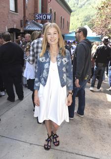 Rosamund Pike feet photo thumbnail