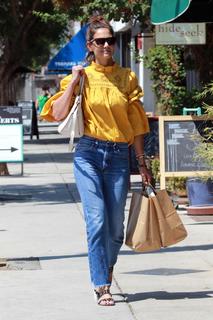 Katie Holmes feet photo thumbnail