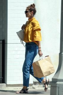 Katie Holmes feet photo thumbnail