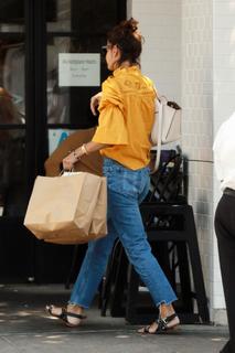 Katie Holmes feet photo thumbnail