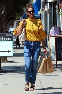 Katie Holmes feet photo thumbnail