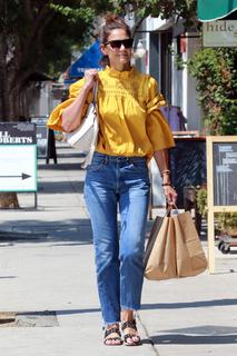 Katie Holmes feet photo thumbnail