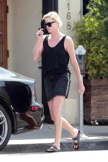 Charlize Theron feet photo thumbnail