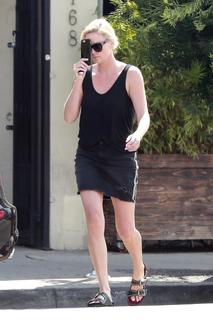 Charlize Theron feet photo thumbnail
