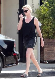 Charlize Theron feet photo thumbnail