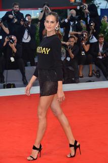 Izabel Goulart feet photo thumbnail
