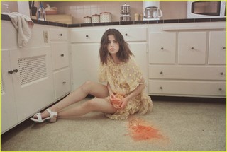 Selena Gomez feet photo thumbnail