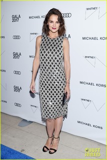 Katie Holmes feet photo thumbnail