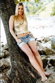 Carolina Dieckmann feet photo thumbnail