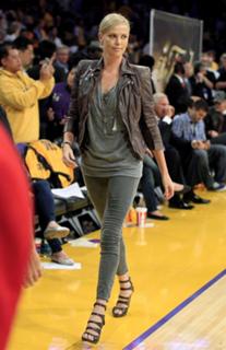 Charlize Theron feet photo thumbnail
