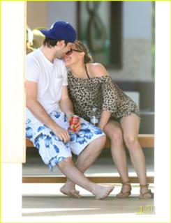 Hilary Duff feet photo thumbnail
