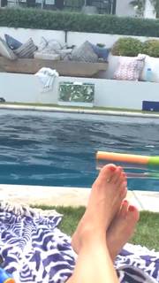 Julianne Hough feet photo thumbnail