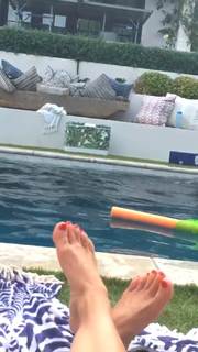 Julianne Hough feet photo thumbnail