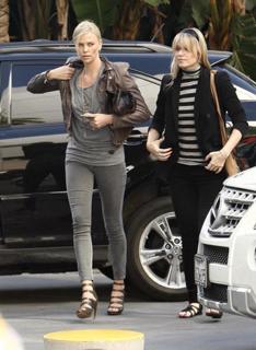 Charlize Theron feet photo thumbnail