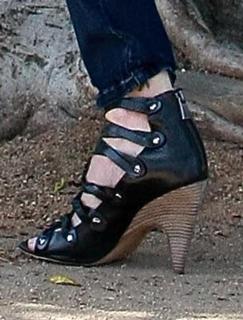 Charlize Theron feet photo thumbnail