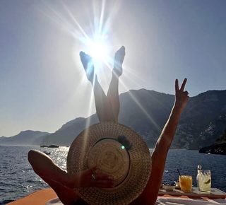 Holly Willoughby feet photo thumbnail