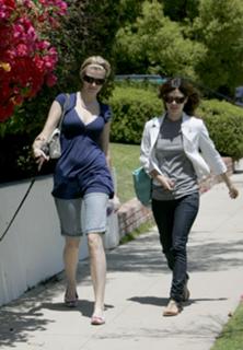 Rachel Bilson feet photo thumbnail