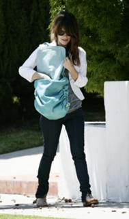 Rachel Bilson feet photo thumbnail