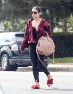 Vanessa Hudgens feet photo thumbnail