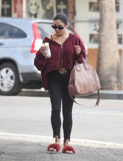 Vanessa Hudgens feet photo thumbnail