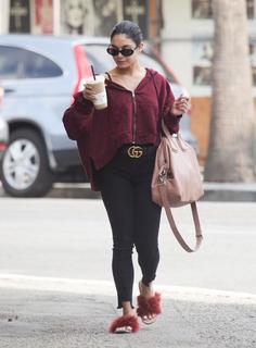 Vanessa Hudgens feet photo thumbnail