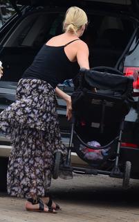 Charlize Theron feet photo thumbnail