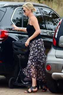Charlize Theron feet photo thumbnail