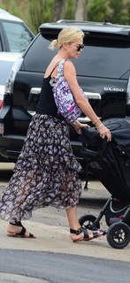 Charlize Theron feet photo thumbnail