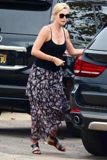 Charlize Theron feet photo thumbnail