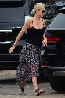 Charlize Theron feet photo thumbnail