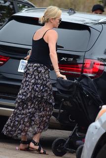 Charlize Theron feet photo thumbnail