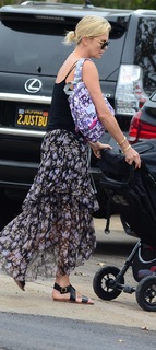Charlize Theron feet photo thumbnail