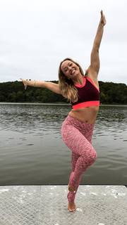 Kino MacGregor feet photo thumbnail