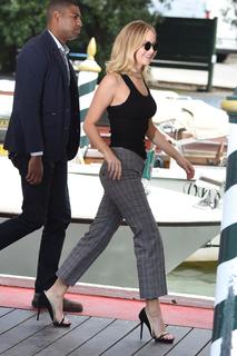 Jennifer Lawrence feet photo thumbnail