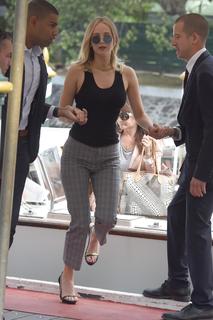 Jennifer Lawrence feet photo thumbnail