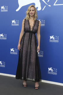 Jennifer Lawrence feet photo thumbnail