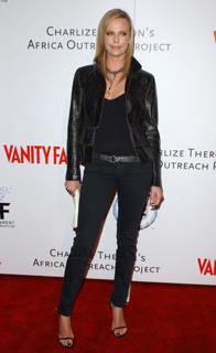 Charlize Theron feet photo thumbnail