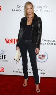 Charlize Theron feet photo thumbnail