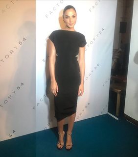 Gal Gadot feet photo thumbnail