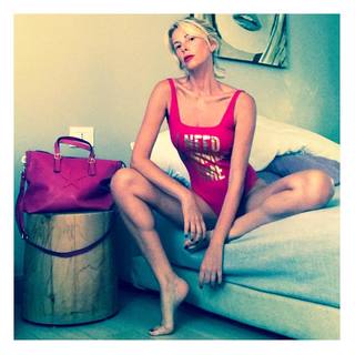 Alessia Marcuzzi feet photo thumbnail
