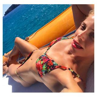 Alessia Marcuzzi feet photo thumbnail