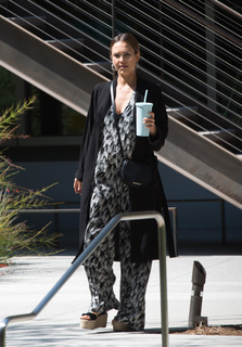 Jessica Alba feet photo thumbnail